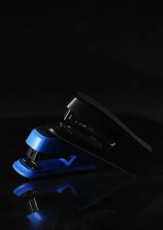 创意摄影订书机图片