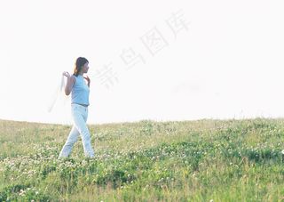 草地上的时尚美女图片