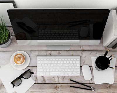 办公桌上的电脑