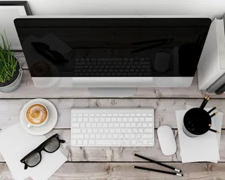 办公桌上的电脑