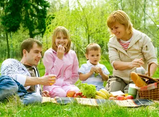 户外野餐烧烤游玩家庭朋友聚餐图片