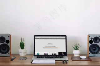 漂亮工作区中的MacBook 1
