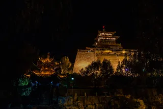 解放阁夜景图片