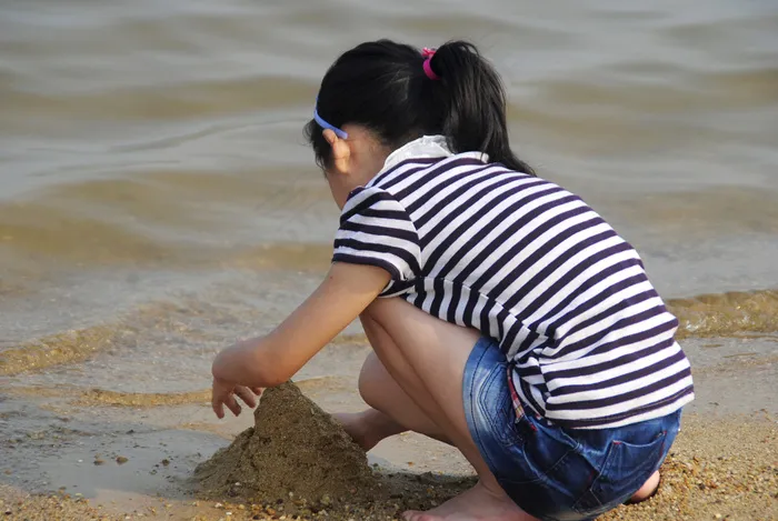 海边儿童图片