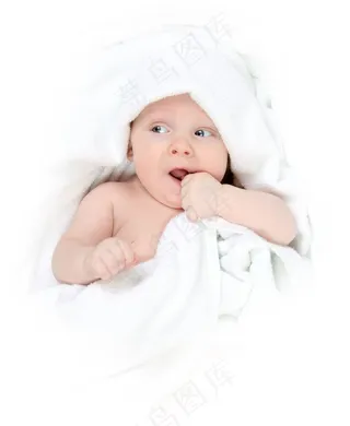毛巾包着的婴儿图片