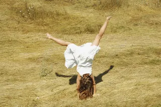 草地上倒立的儿童图片