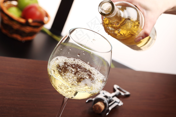 倒香槟酒图片