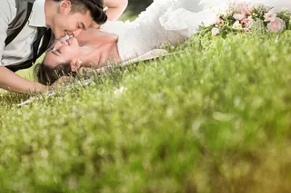 躺在草地上接吻的恋人图片