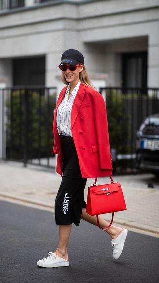 带帽子带眼镜提包的女士高清图片