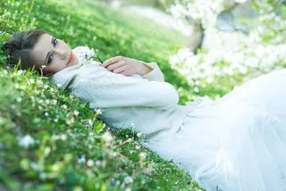 睡在草地上的美女图片