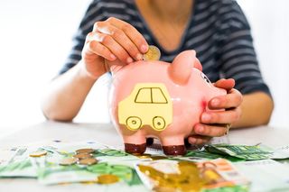 手拿储钱罐金币货币 理财保障商务金融财富增长主题