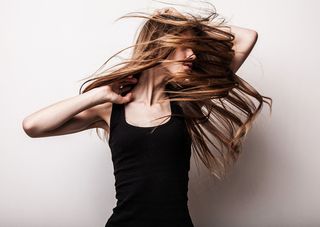 甩头发的时尚女孩图片