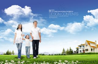 草地上散步的一家人