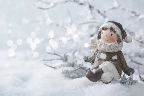 雪地可爱小石偶图片 雪地可爱小石偶图片