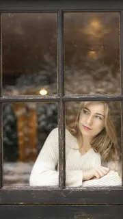 窗户内的美女高清摄影图片