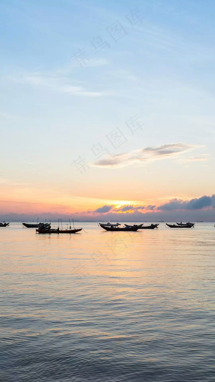 夕阳下的小船高清摄影图片