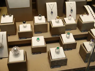 橱窗宝石戒子图片