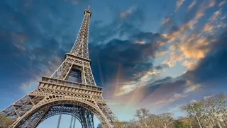 乌云下的埃菲尔铁塔