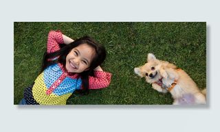 躺在草坪上的小女孩与小狗图片