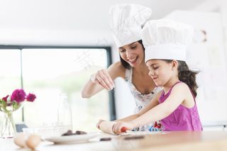 厨师装扮的大人小孩烹饪美食健康家庭情侣亲子素材