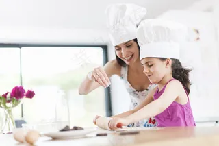 厨师装扮的大人小孩烹饪美食健康家庭情侣亲子素材