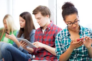 看手机和平板电脑的外国人