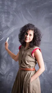 拿粉笔的外国美女高清摄影图片