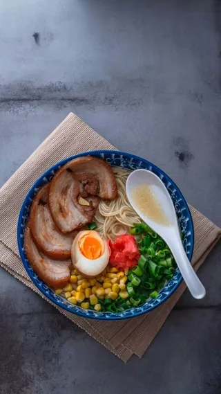 五花肉鸡蛋面美食诱惑高清摄影图片