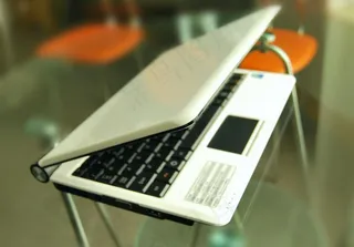 白色笔记本电脑上网图片