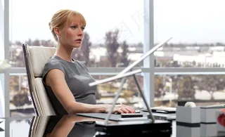 坐在办公室的女职业经理人图片