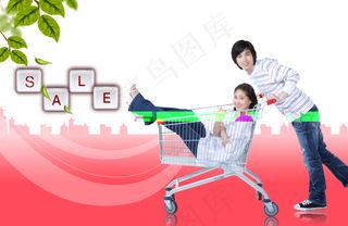 躺在购物车里的美女与帅哥PSD分层...