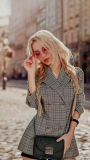 拿包包带眼镜的外国美女高清摄影图片