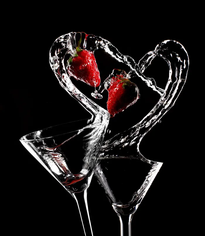 黑背景 水晶红酒杯