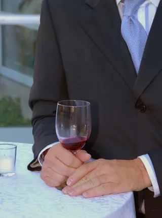 拿红酒的男人图片