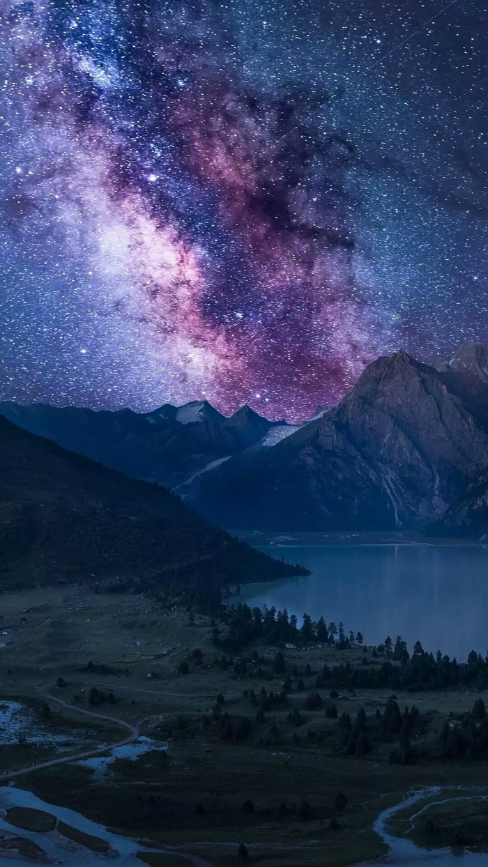 星云下的雪山与湖泊高清摄影图片