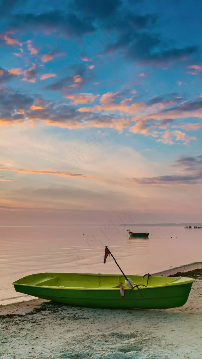 沙滩上的小船高清摄影图片
