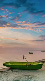 沙滩上的小船高清摄影图片 沙滩上的小船高清摄影图片