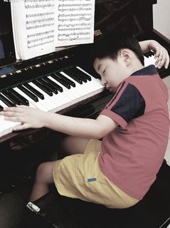 疲劳的儿童学习钢琴图片