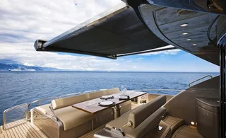 游艇尾部观光台图片