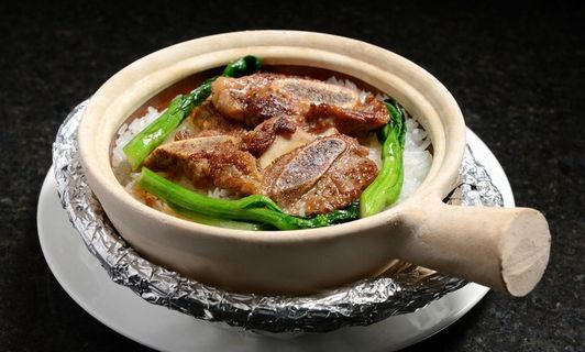 广式牛排煲仔饭图片