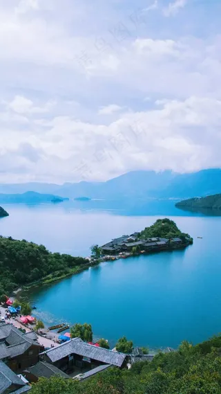 湖泊上的小岛高清摄影图片