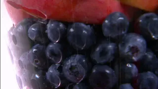 倾斜的什锦水果花瓶股票视频