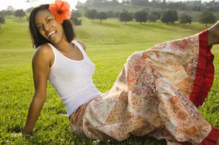 坐在草地上的女性图片