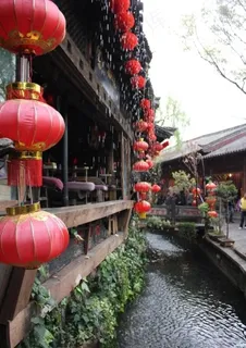 一米阳光酒吧边上的河流图片