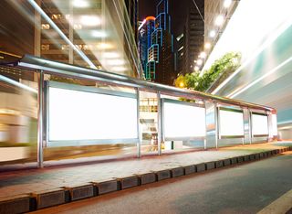 高楼大厦与公交站台广告牌