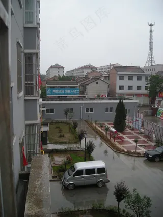 雨中的小区图片