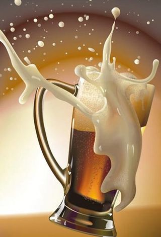 盛满啤酒的杯图片