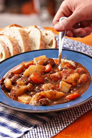 盘子中美味的炒菜