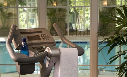 跑步机与游泳池图片