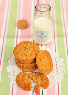 牛奶瓶和曲奇饼图片